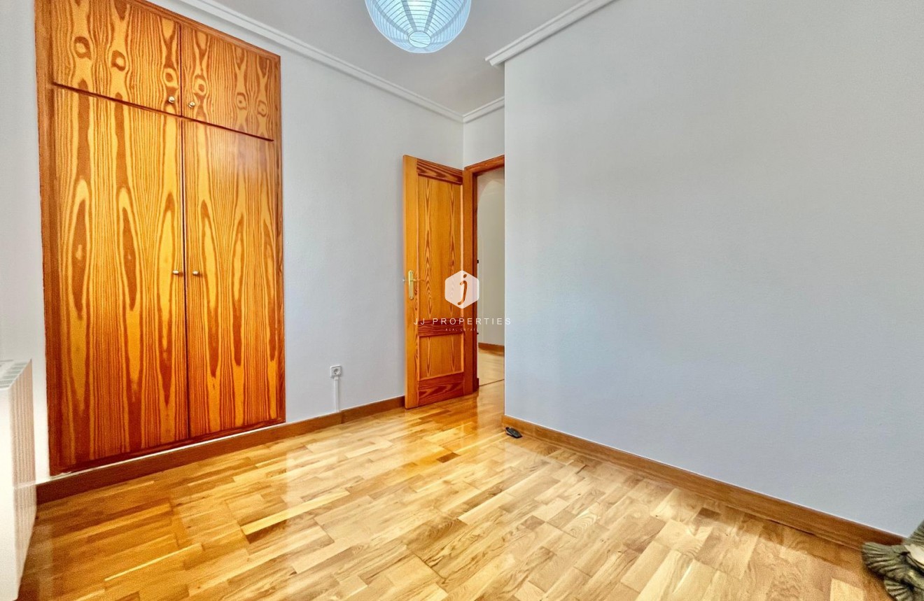 Resale - Chalet -
Orihuela Costa - Playa Flamenca