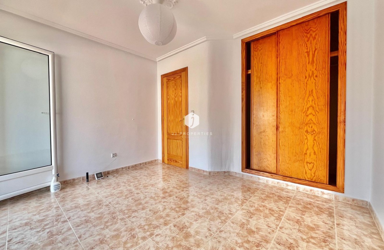 Resale - Chalet -
Orihuela Costa - Playa Flamenca
