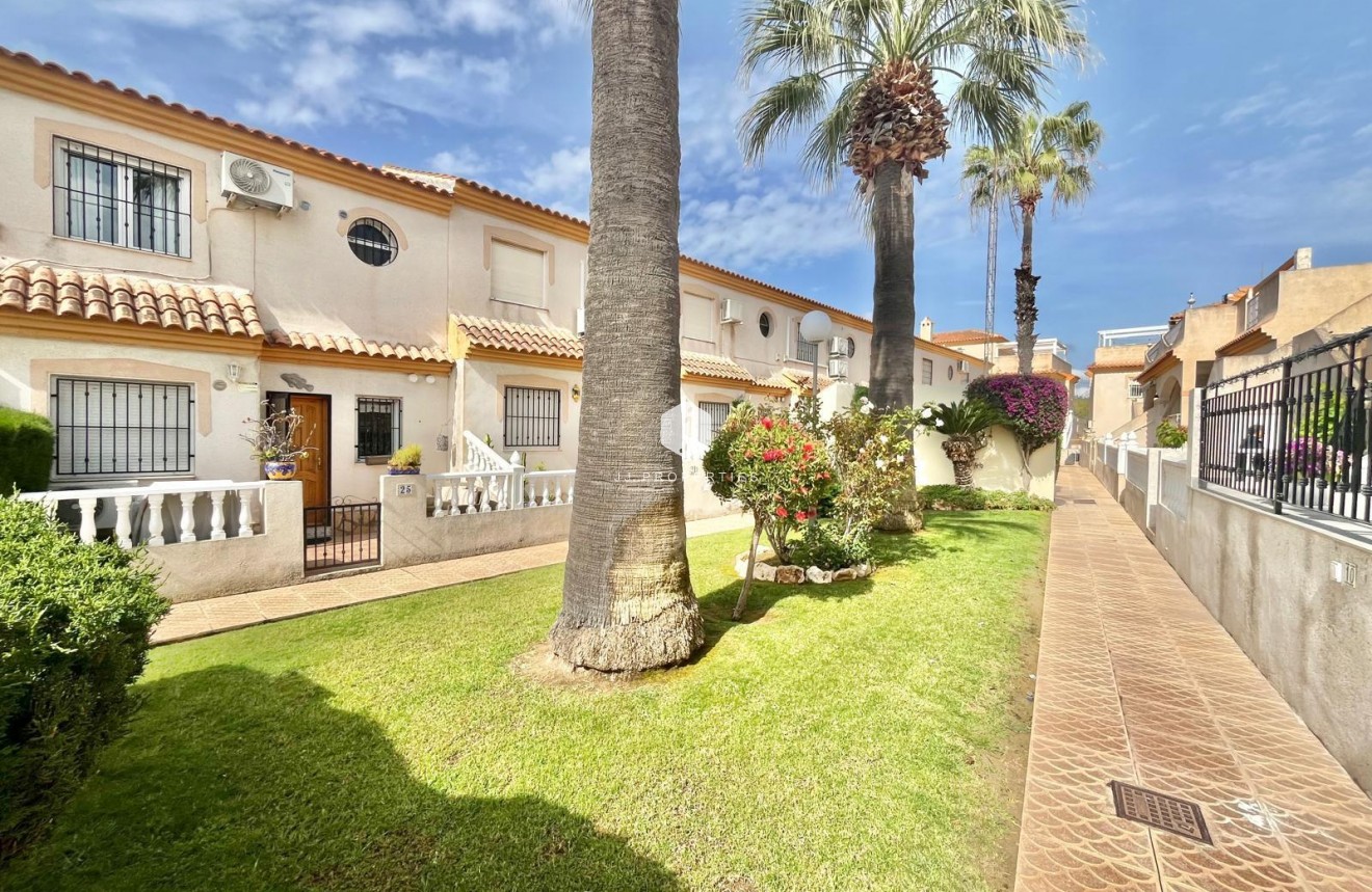 Resale - Chalet -
Orihuela Costa - Playa Flamenca