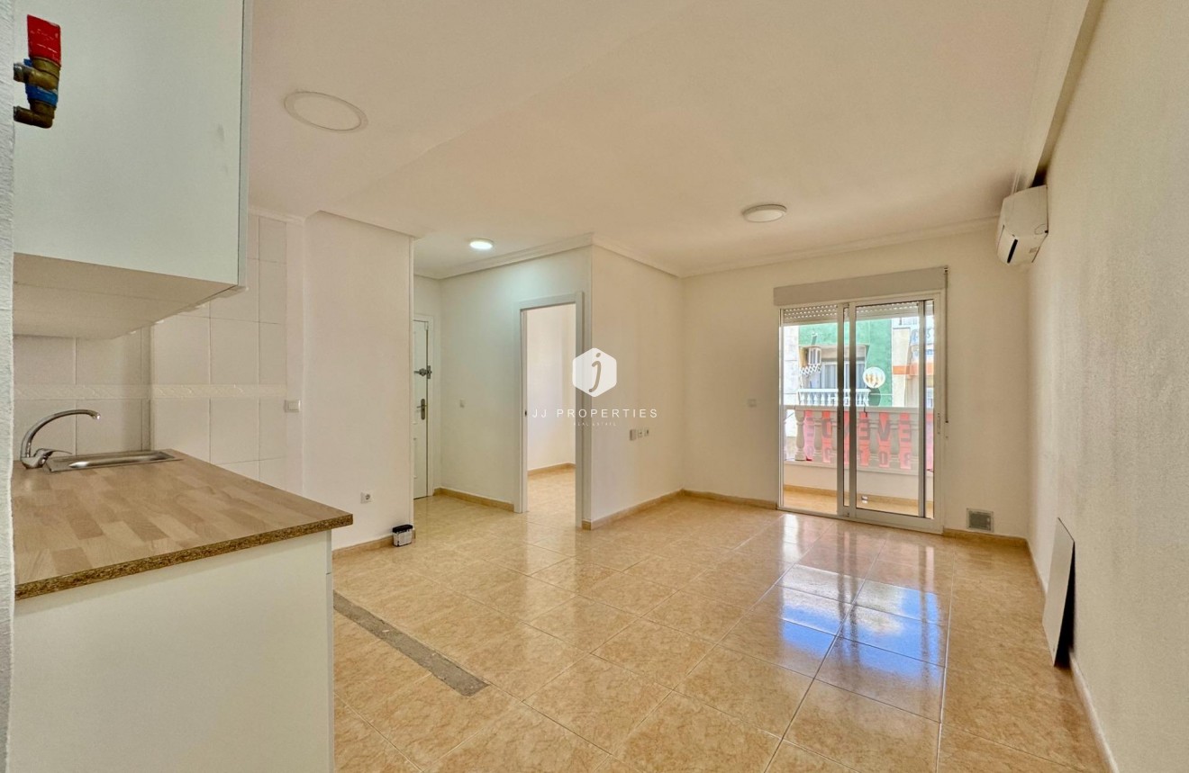 Resale - Apartment / flat -
Torrevieja - Centro