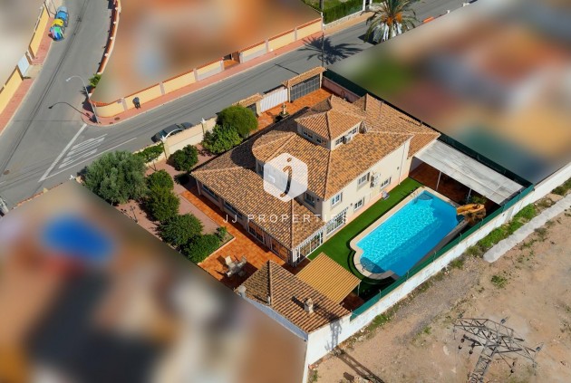 Resale - Villa -
Torrevieja - El chaparral
