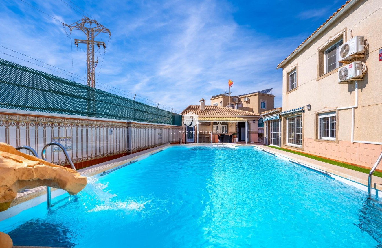 Resale - Villa -
Torrevieja - El chaparral