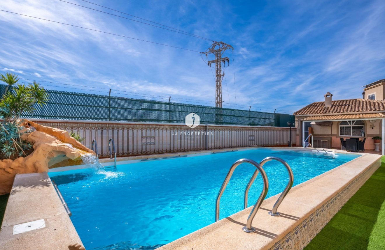 Resale - Villa -
Torrevieja - El chaparral