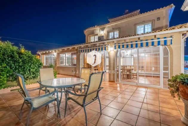 Resale - Villa -
Torrevieja - El chaparral