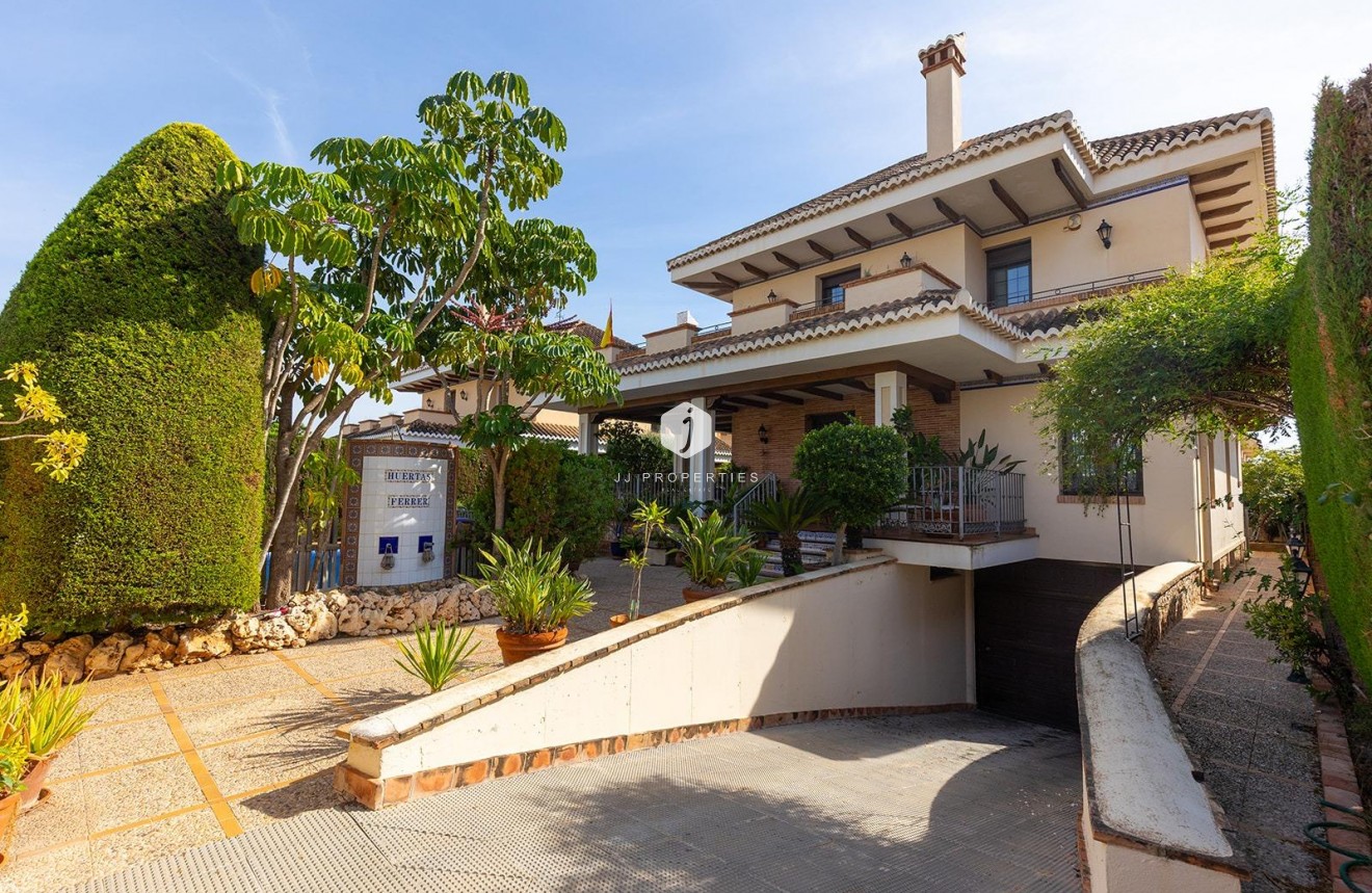 Resale - Villa -
Torrevieja - La veleta