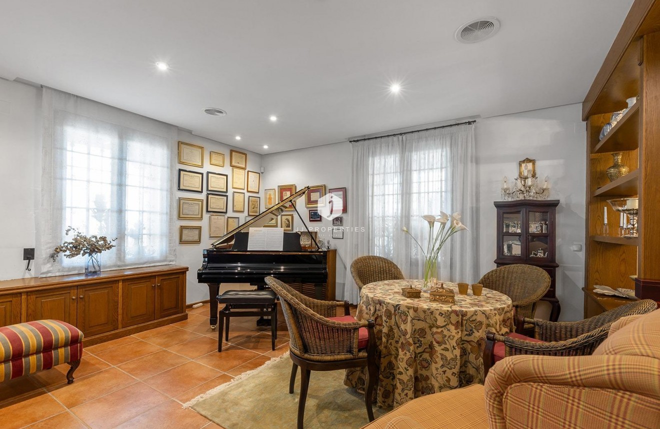 Resale - Villa -
Torrevieja - La veleta