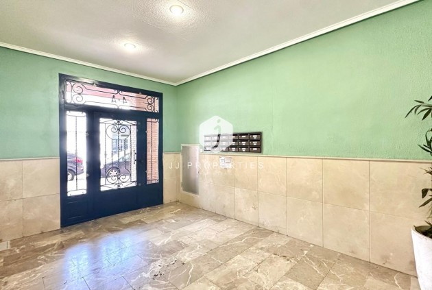 Z drugiej ręki - Mieszkanie w bloku -
Torrevieja - Centro