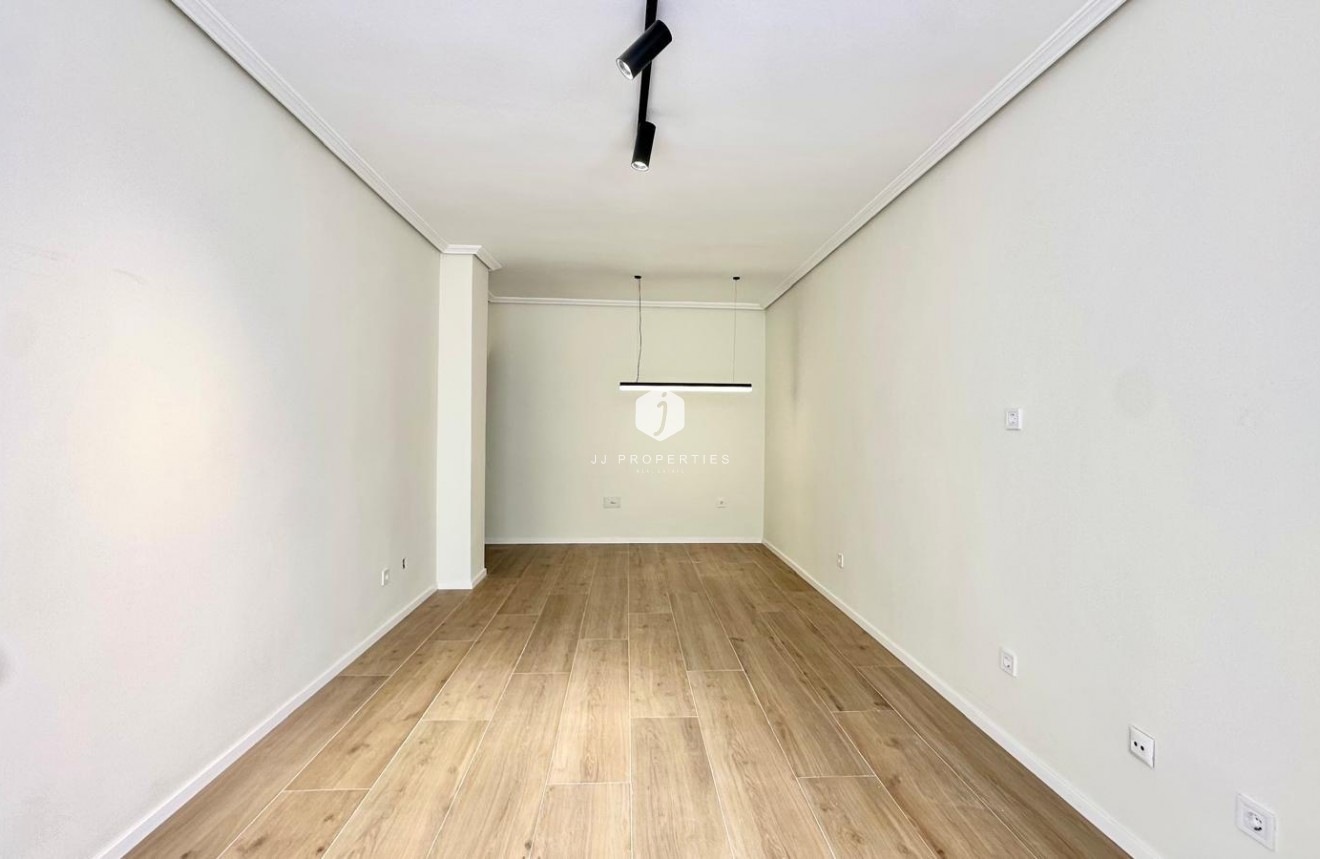 Z drugiej ręki - Mieszkanie w bloku -
Torrevieja - Centro