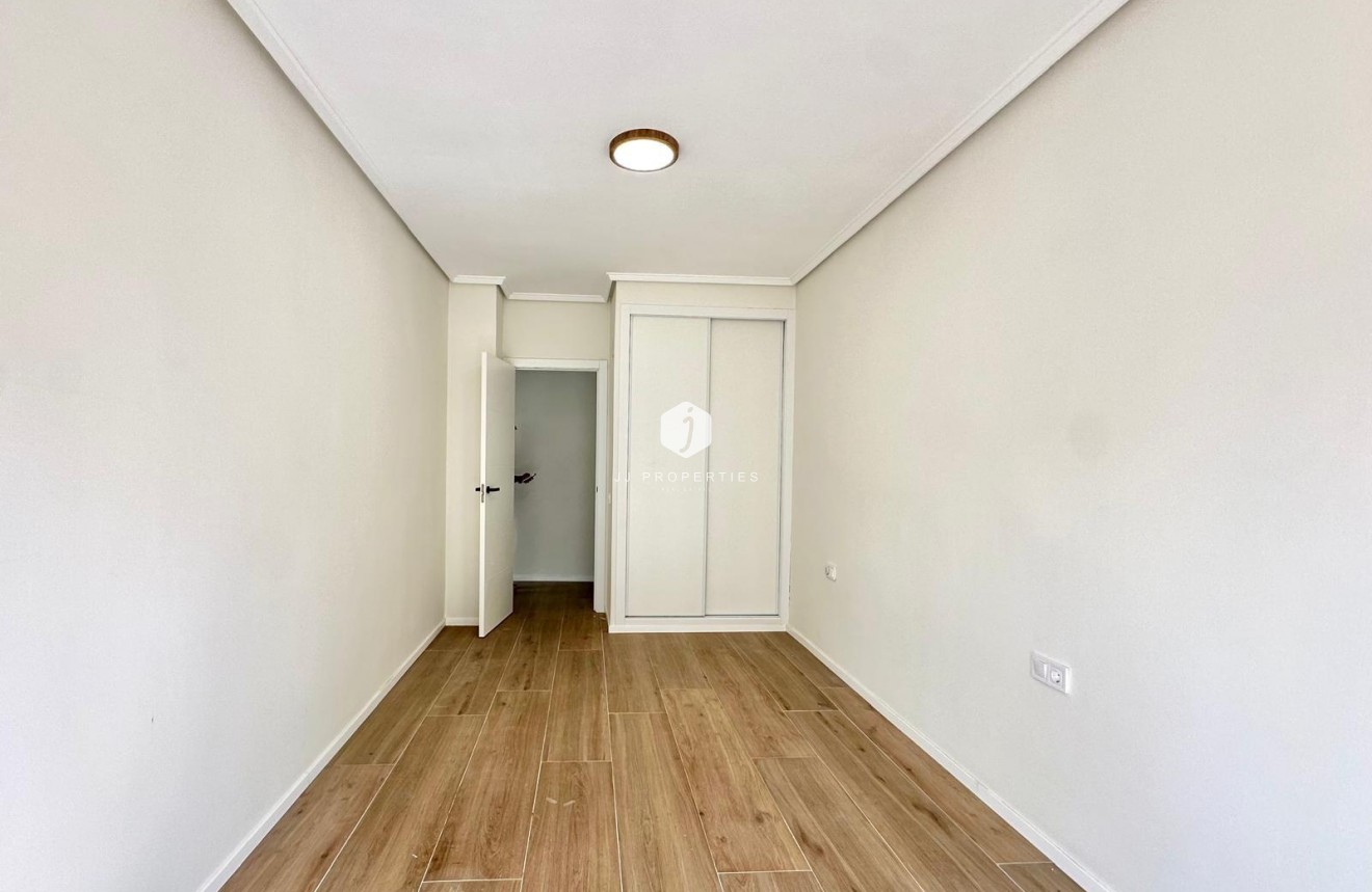Z drugiej ręki - Mieszkanie w bloku -
Torrevieja - Centro