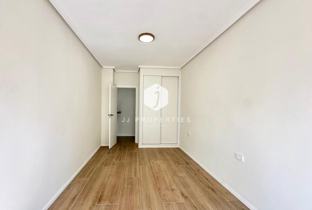 Z drugiej ręki - Mieszkanie w bloku -
Torrevieja - Centro