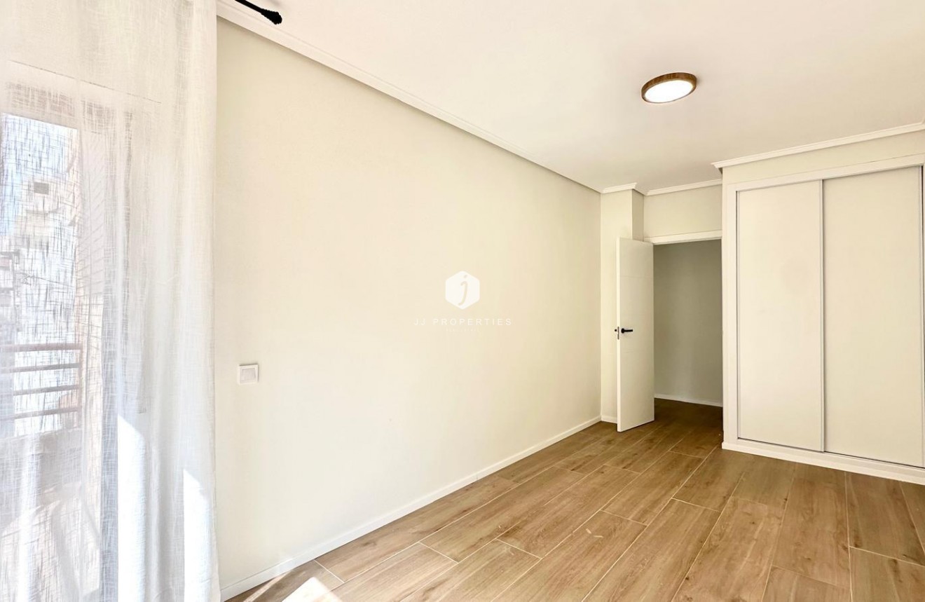 Z drugiej ręki - Mieszkanie w bloku -
Torrevieja - Centro