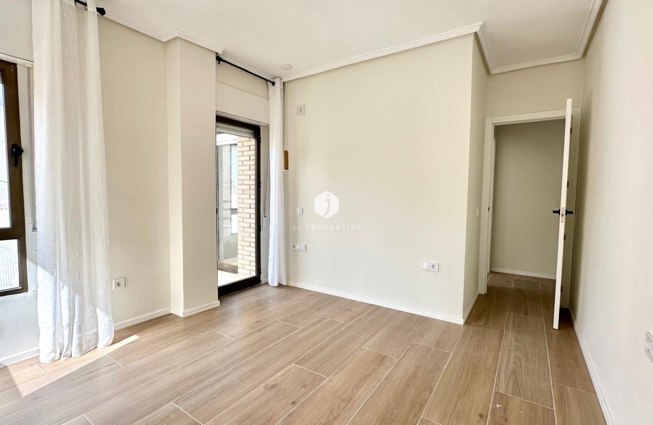 Z drugiej ręki - Mieszkanie w bloku -
Torrevieja - Centro