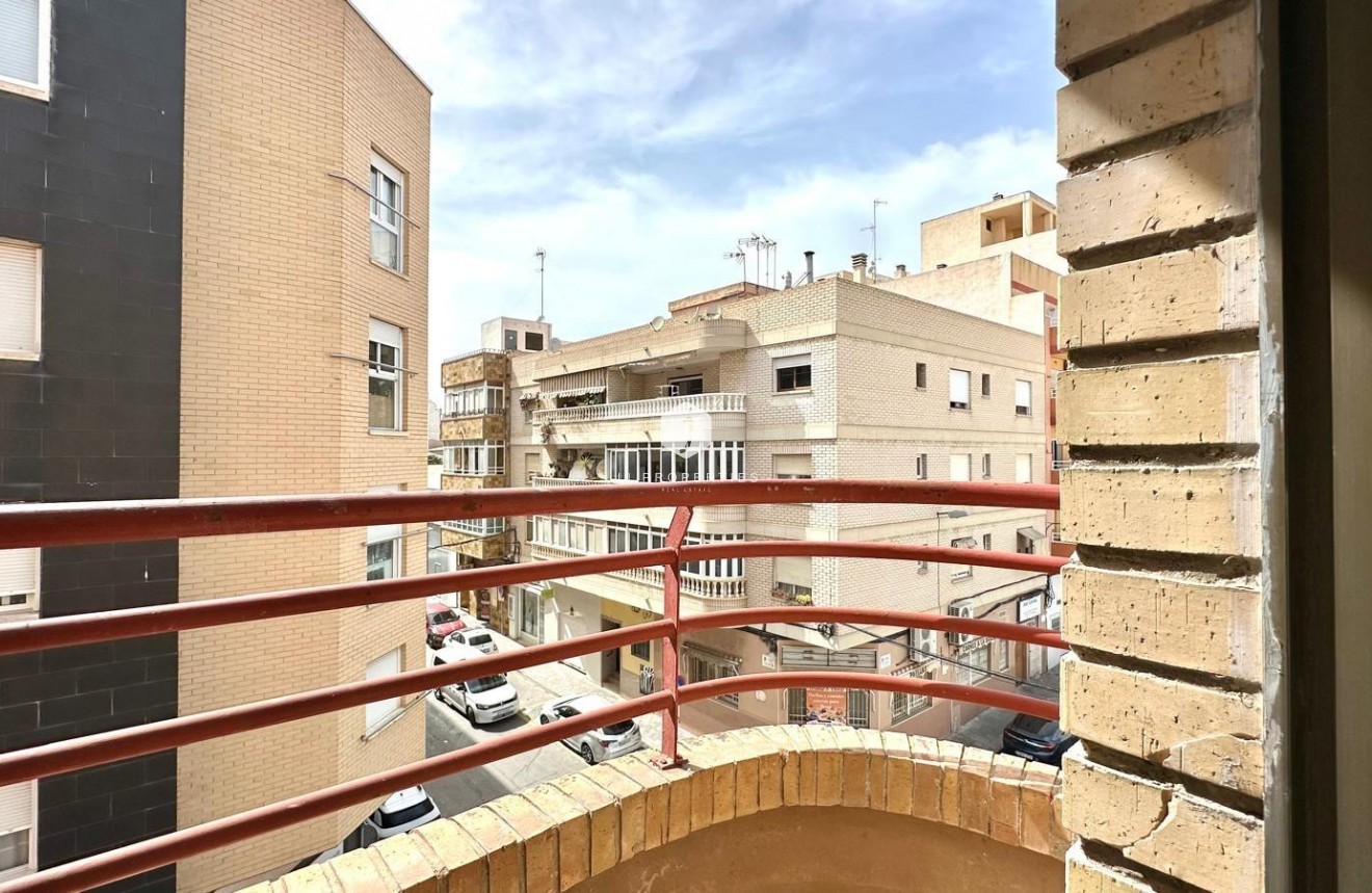Z drugiej ręki - Mieszkanie w bloku -
Torrevieja - Centro