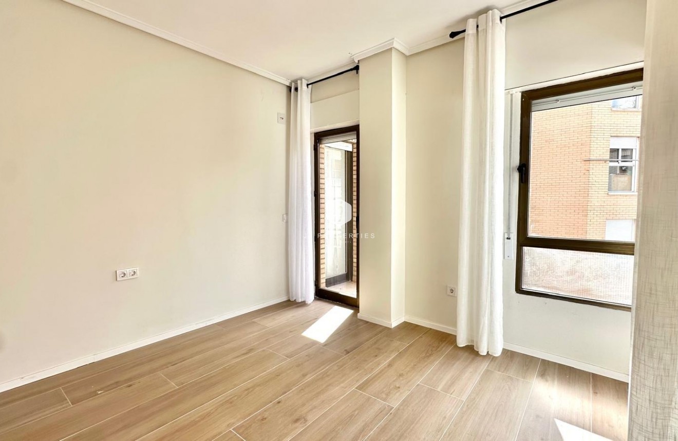 Z drugiej ręki - Mieszkanie w bloku -
Torrevieja - Centro
