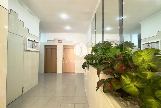 Resale - Apartment / flat -
Torrevieja - Centro
