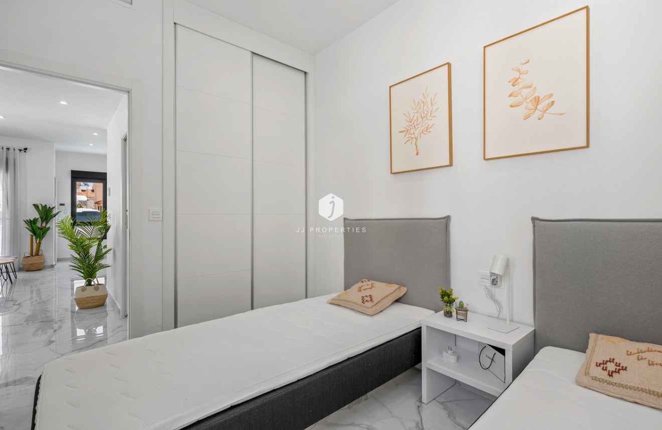 Resale - Villa -
Torrevieja - Costa Blanca
