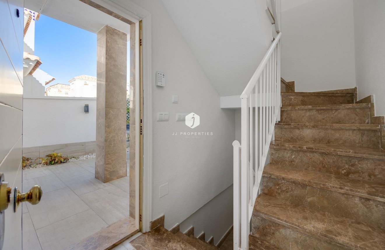 Resale - Chalet -
Orihuela Costa - Las Filipinas