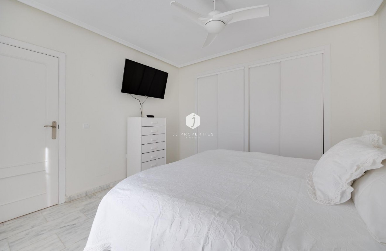 Resale - Chalet -
Orihuela Costa - Las Filipinas