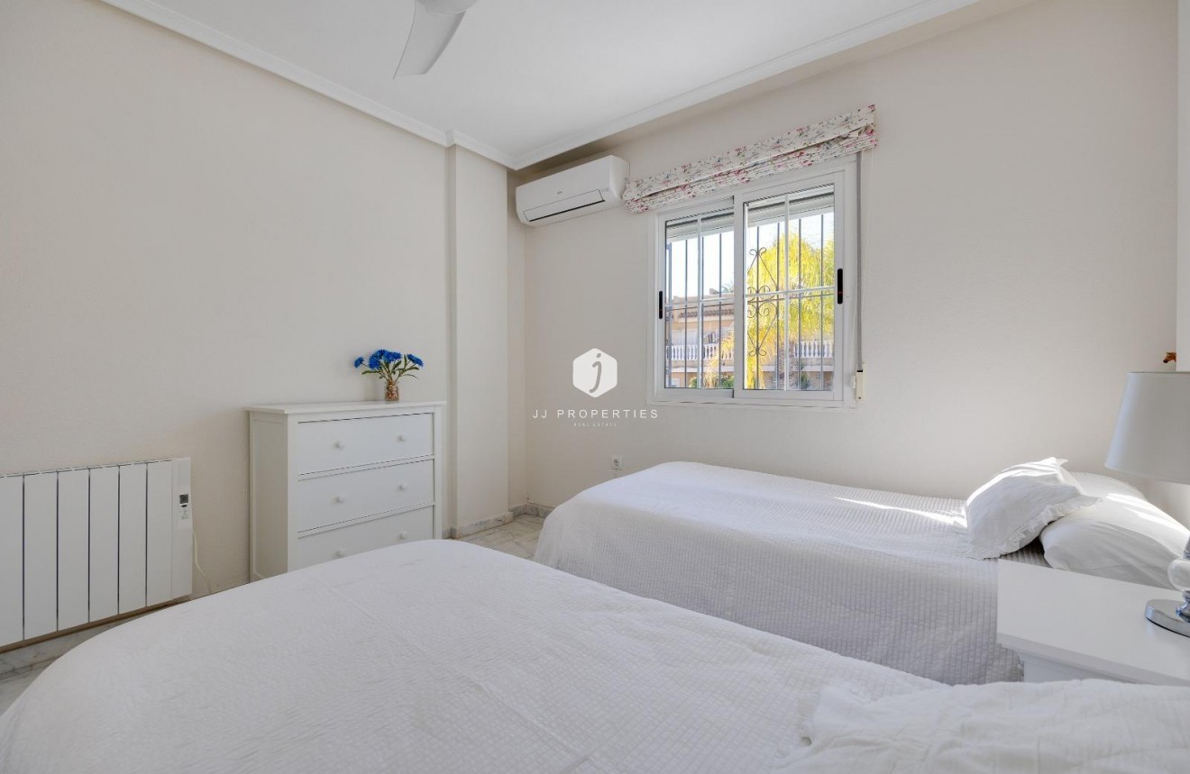 Resale - Chalet -
Orihuela Costa - Las Filipinas