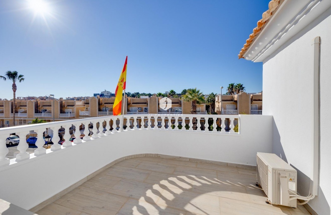 Resale - Chalet -
Orihuela Costa - Las Filipinas