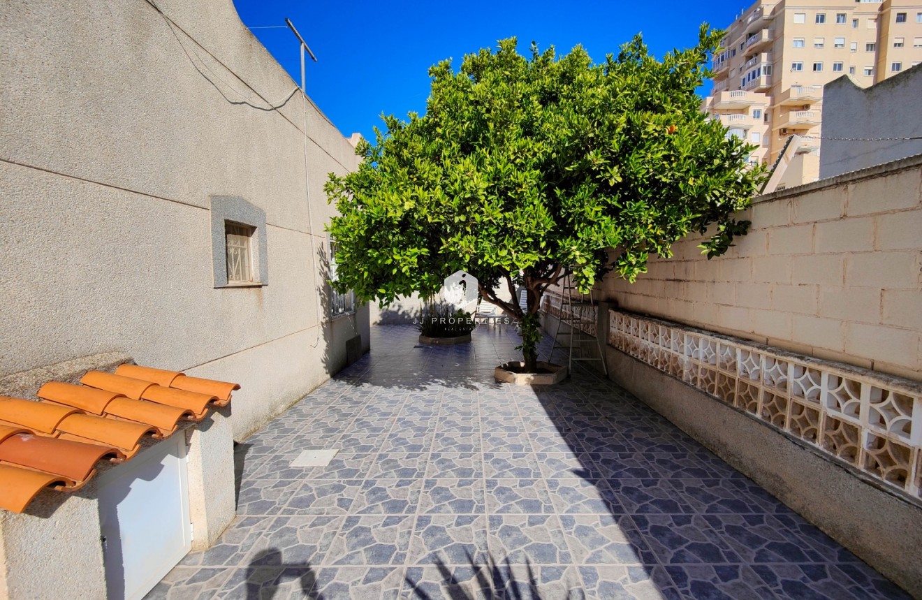 Resale - Chalet -
Torrevieja - Costa Blanca