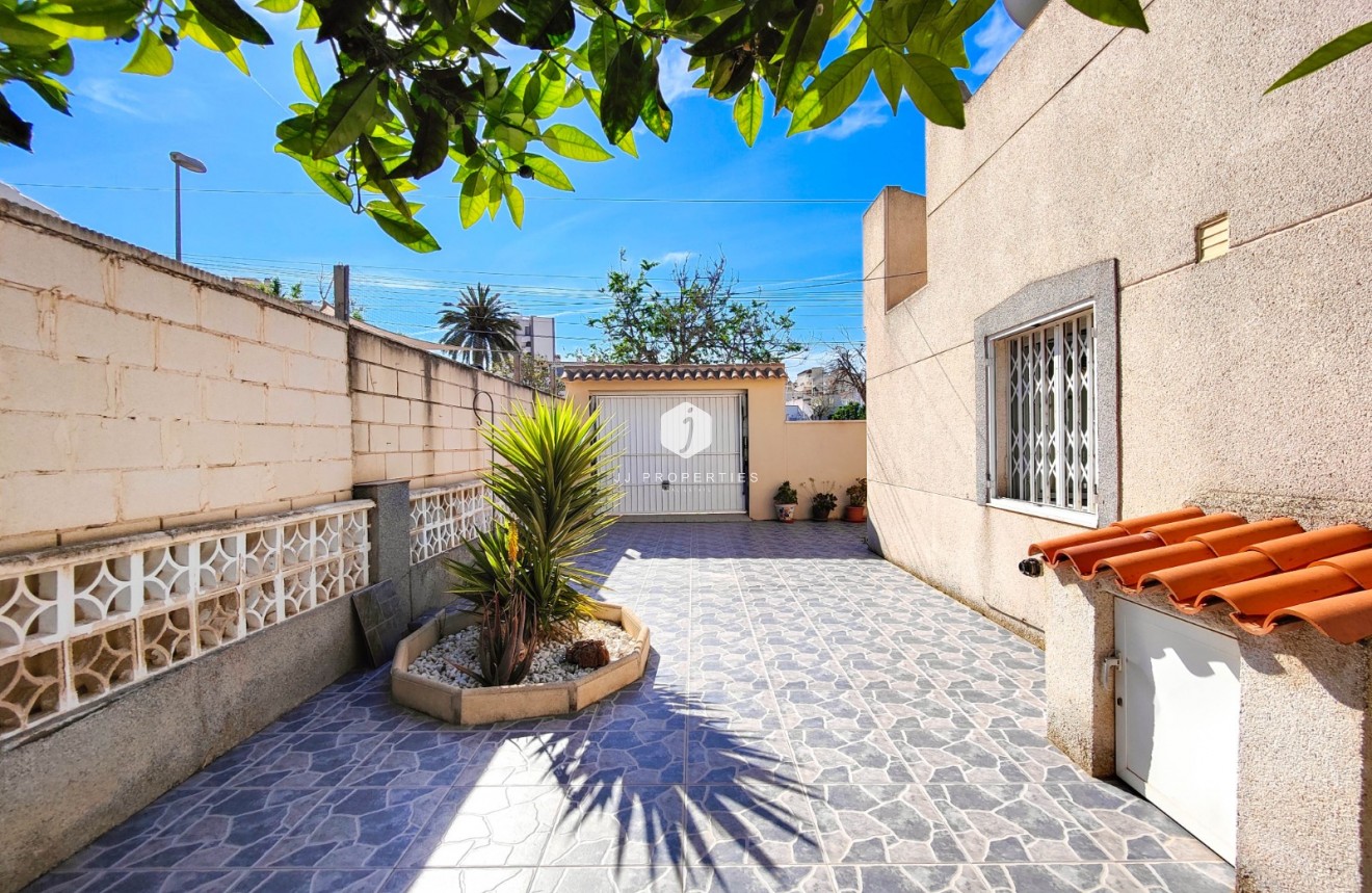 Resale - Chalet -
Torrevieja - Costa Blanca