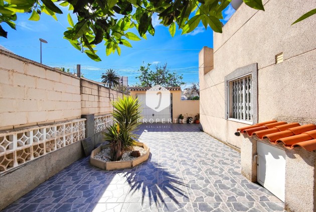 Resale - Chalet -
Torrevieja - Costa Blanca