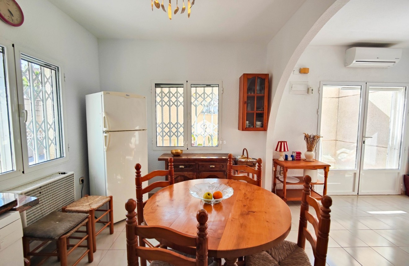 Resale - Chalet -
Torrevieja - Costa Blanca
