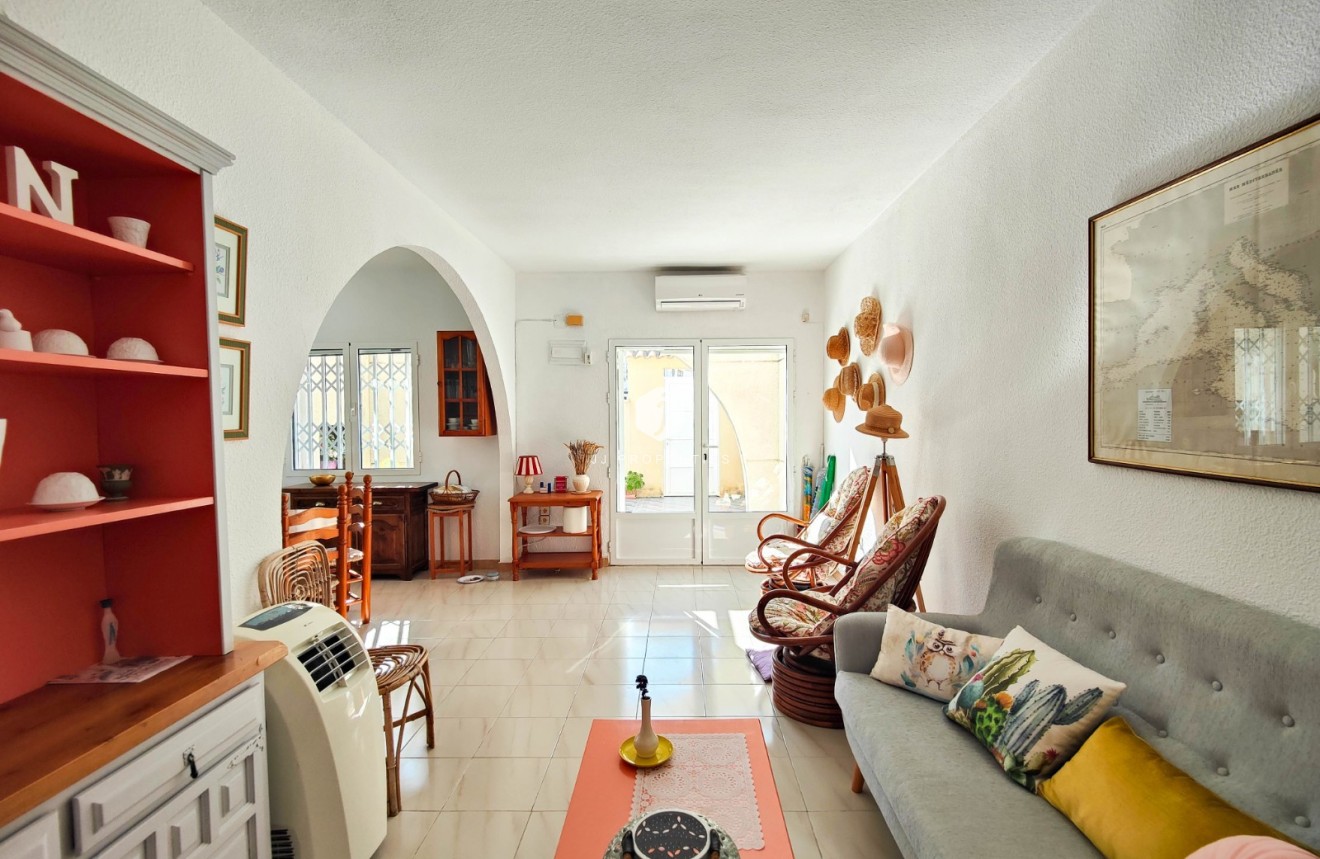 Resale - Chalet -
Torrevieja - Costa Blanca