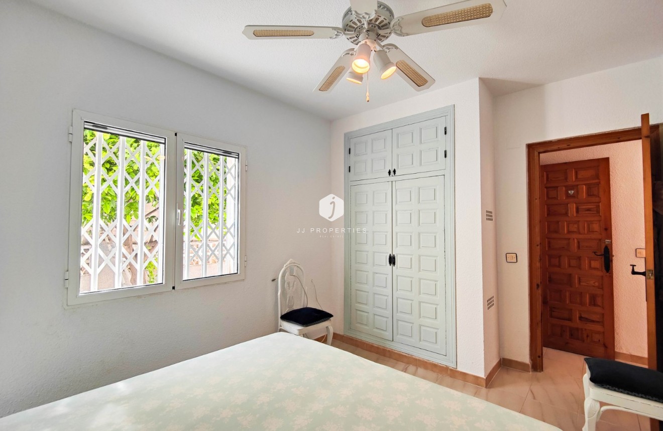 Resale - Chalet -
Torrevieja - Costa Blanca