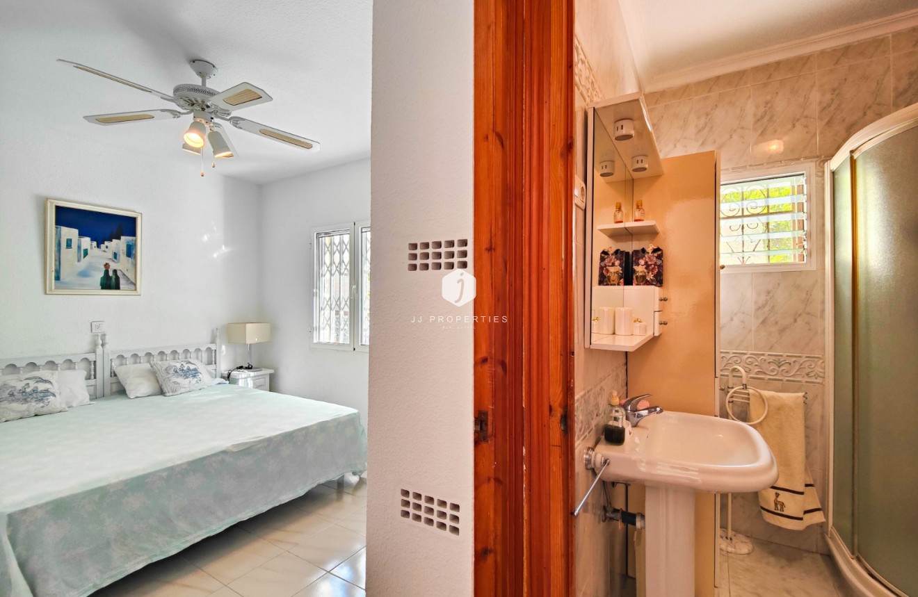 Resale - Chalet -
Torrevieja - Costa Blanca