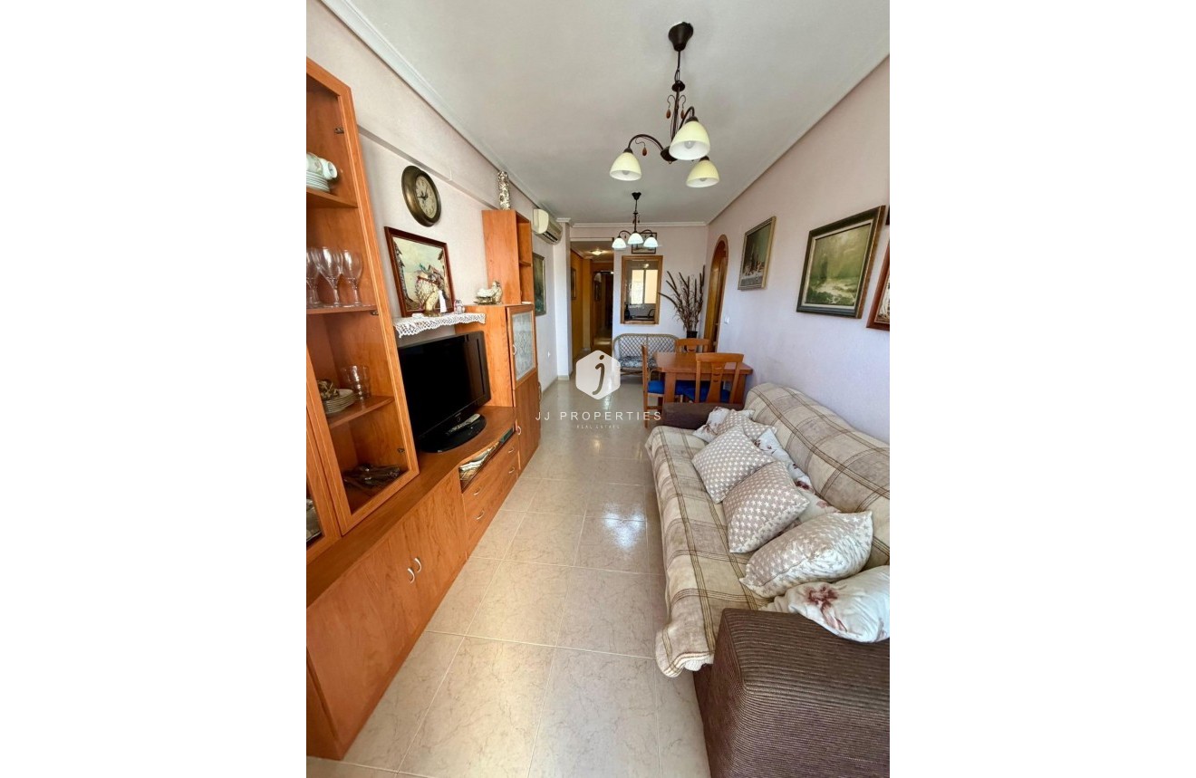 Resale - Villa -
Torrevieja - Centro