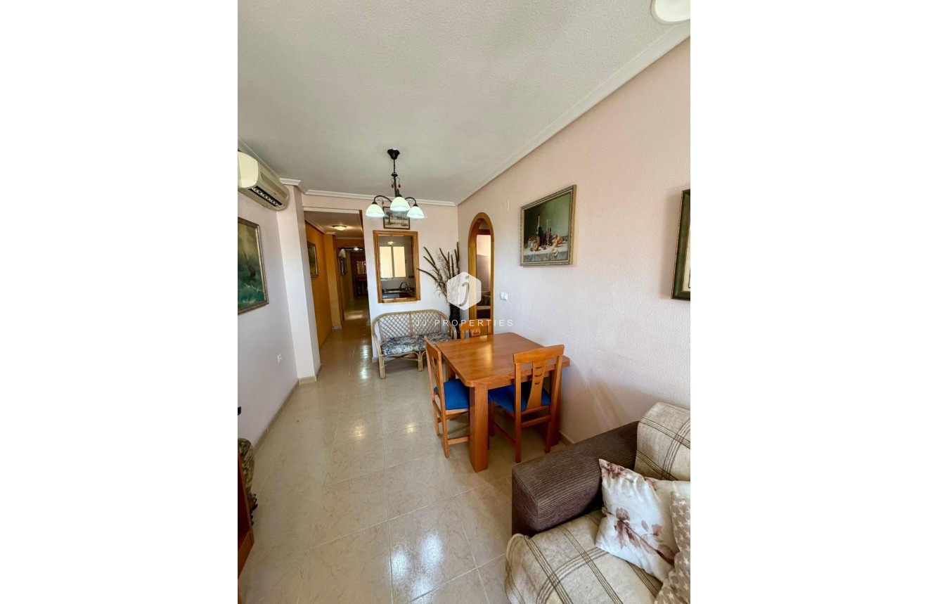 Resale - Villa -
Torrevieja - Centro