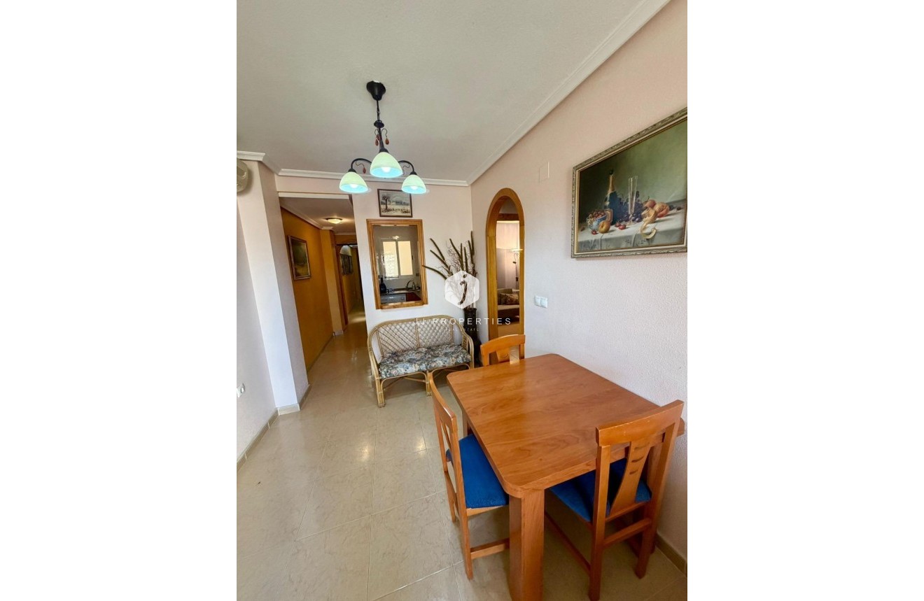 Resale - Villa -
Torrevieja - Centro
