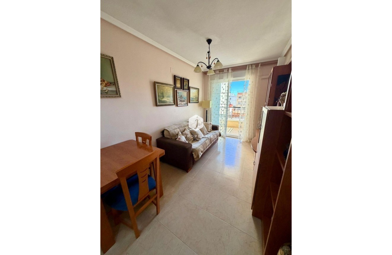 Resale - Villa -
Torrevieja - Centro