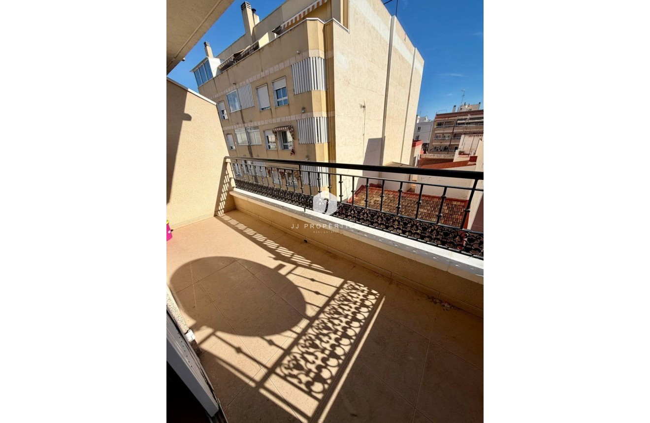 Resale - Villa -
Torrevieja - Centro