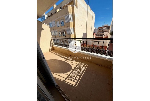 Resale - Villa -
Torrevieja - Centro