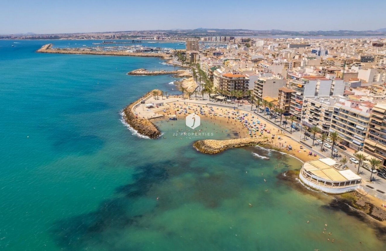 Resale - Villa -
Torrevieja - Centro