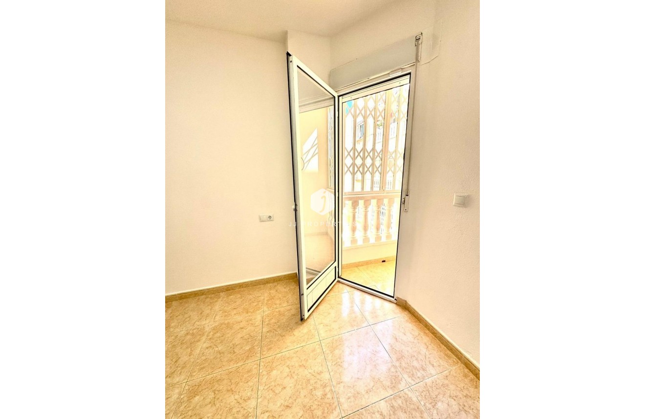 Resale - Apartment / flat -
Torrevieja - Centro