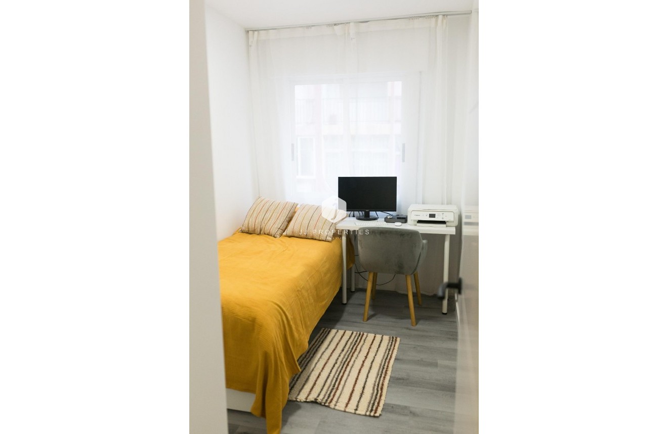 Resale - Apartment / flat -
Torrevieja - Centro