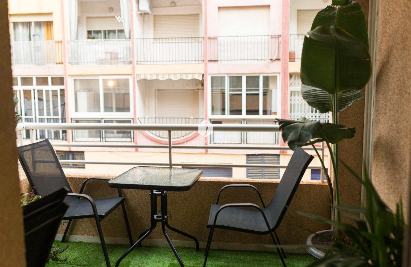 Resale - Apartment / flat -
Torrevieja - Centro