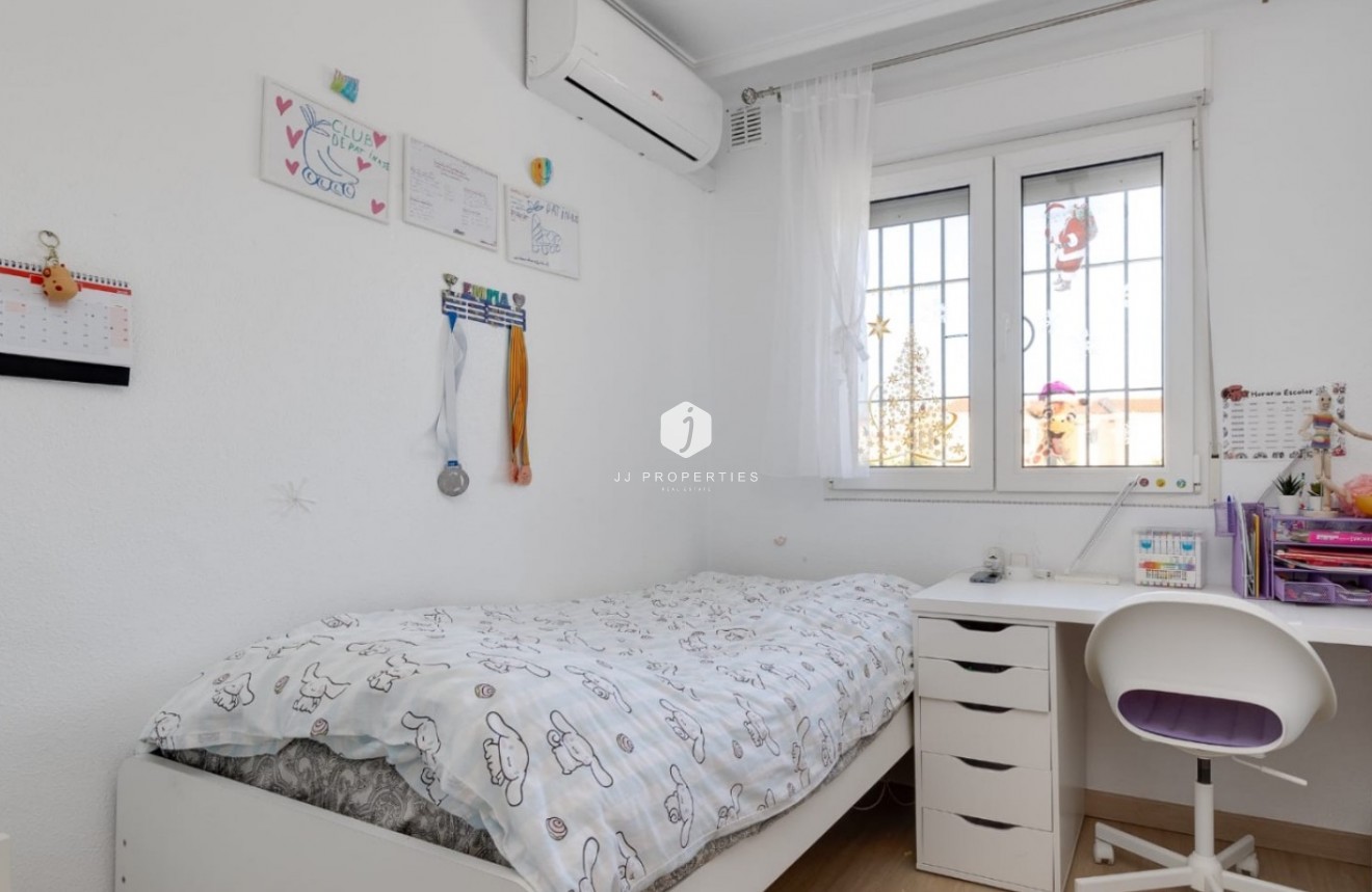 Resale - Chalet -
Torrevieja - Costa Blanca