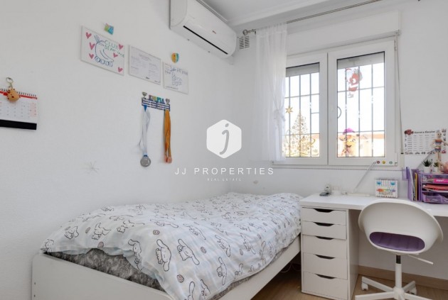 Resale - Chalet -
Torrevieja - Costa Blanca