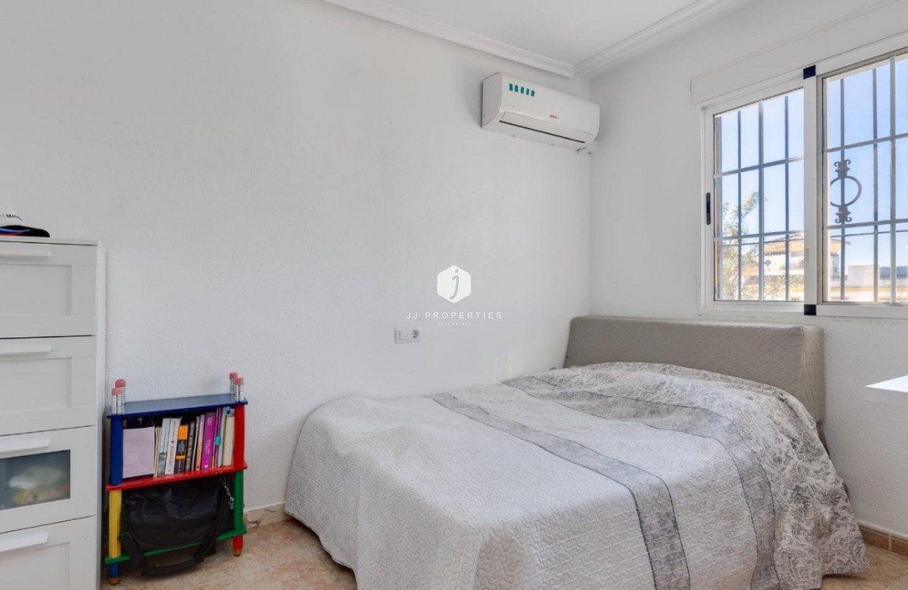 Resale - Chalet -
Torrevieja - Costa Blanca
