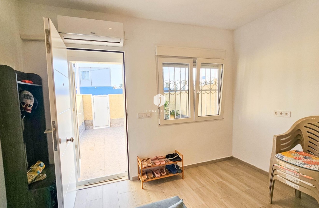 Segunda mano - Chalet -
Torrevieja - El Limonar