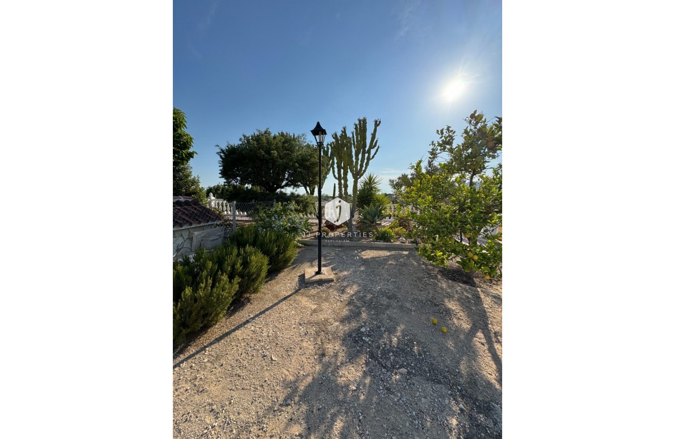 Resale - Villa -
Albatera - Partida Lomas