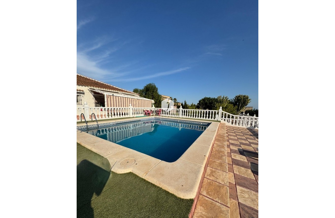 Resale - Villa -
Albatera - Partida Lomas