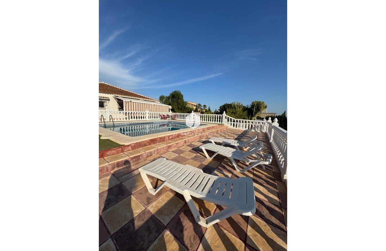 Resale - Villa -
Albatera - Partida Lomas