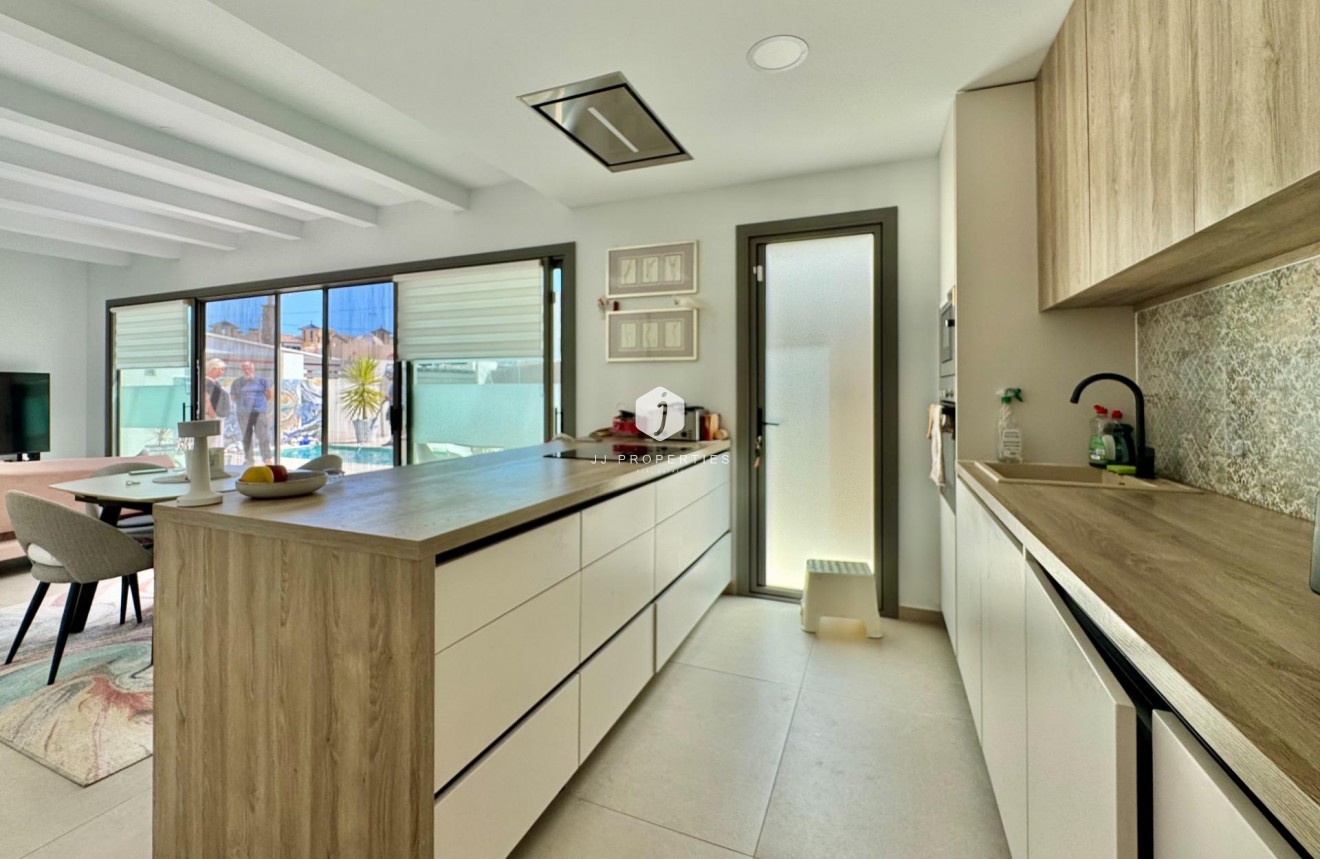 Resale - Villa -
San Miguel de Salinas - Blue Lagoon - Galán