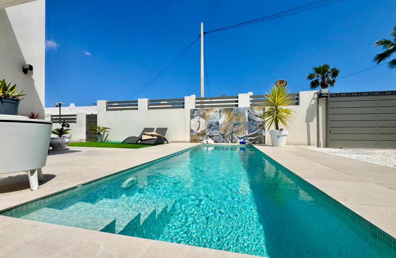 Resale - Villa -
San Miguel de Salinas - Blue Lagoon - Galán